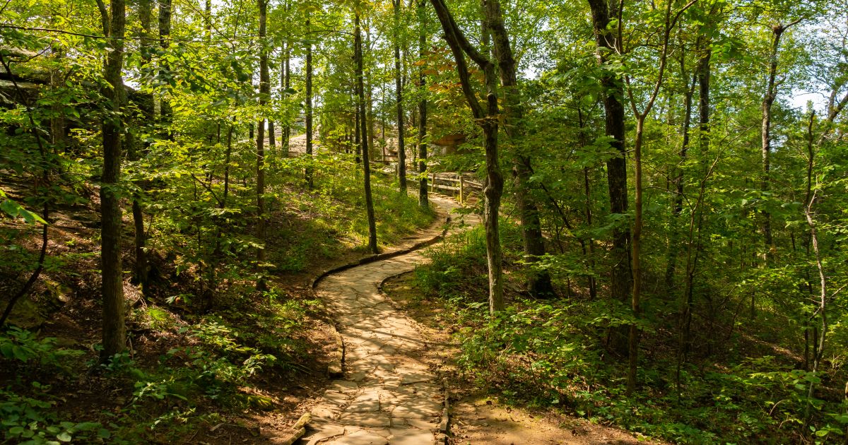 Hiking,Trail,Leading,To,The,Garden,Of,The,Gods,Overlooks.