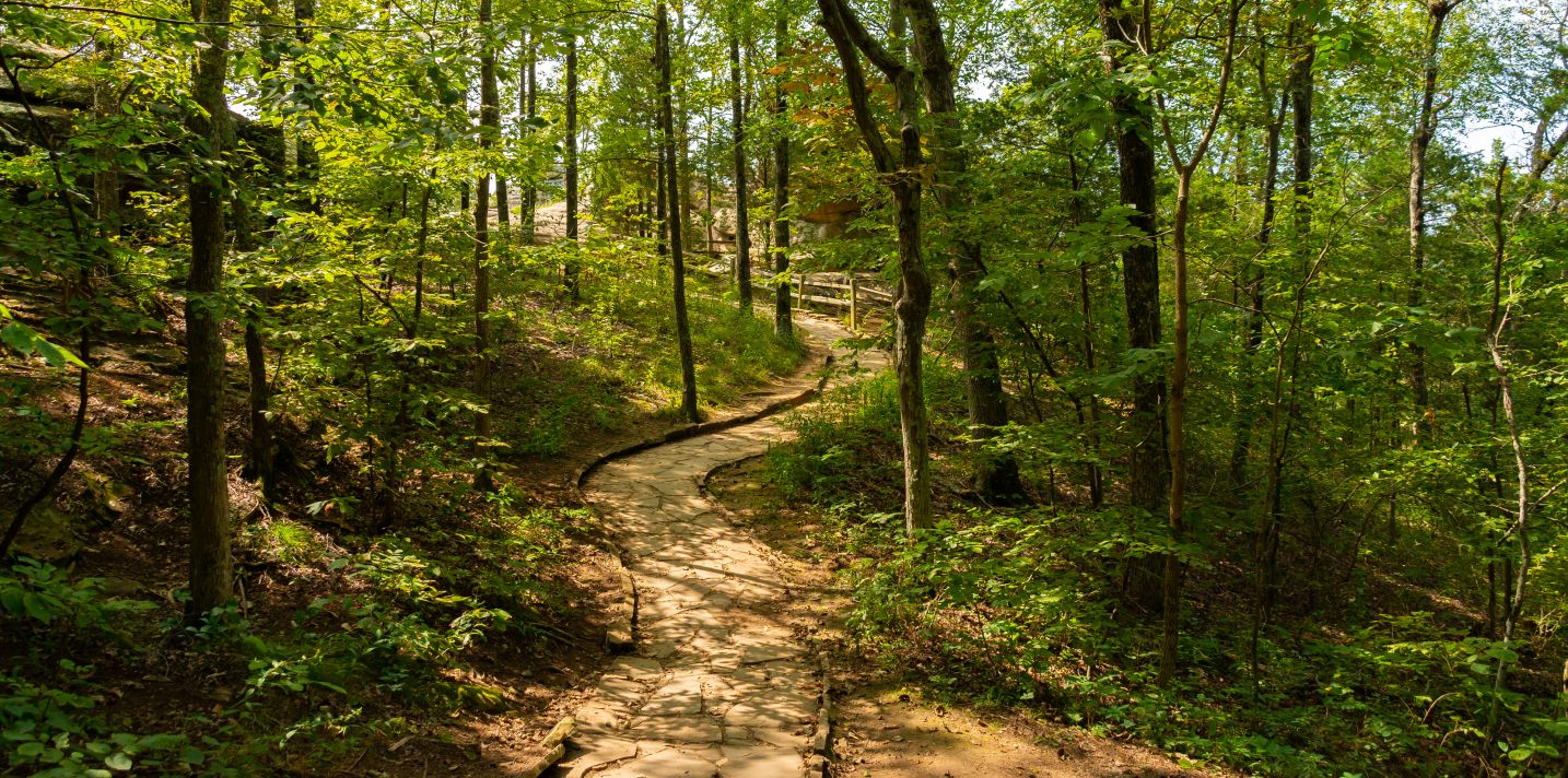 Hiking,Trail,Leading,To,The,Garden,Of,The,Gods,Overlooks.