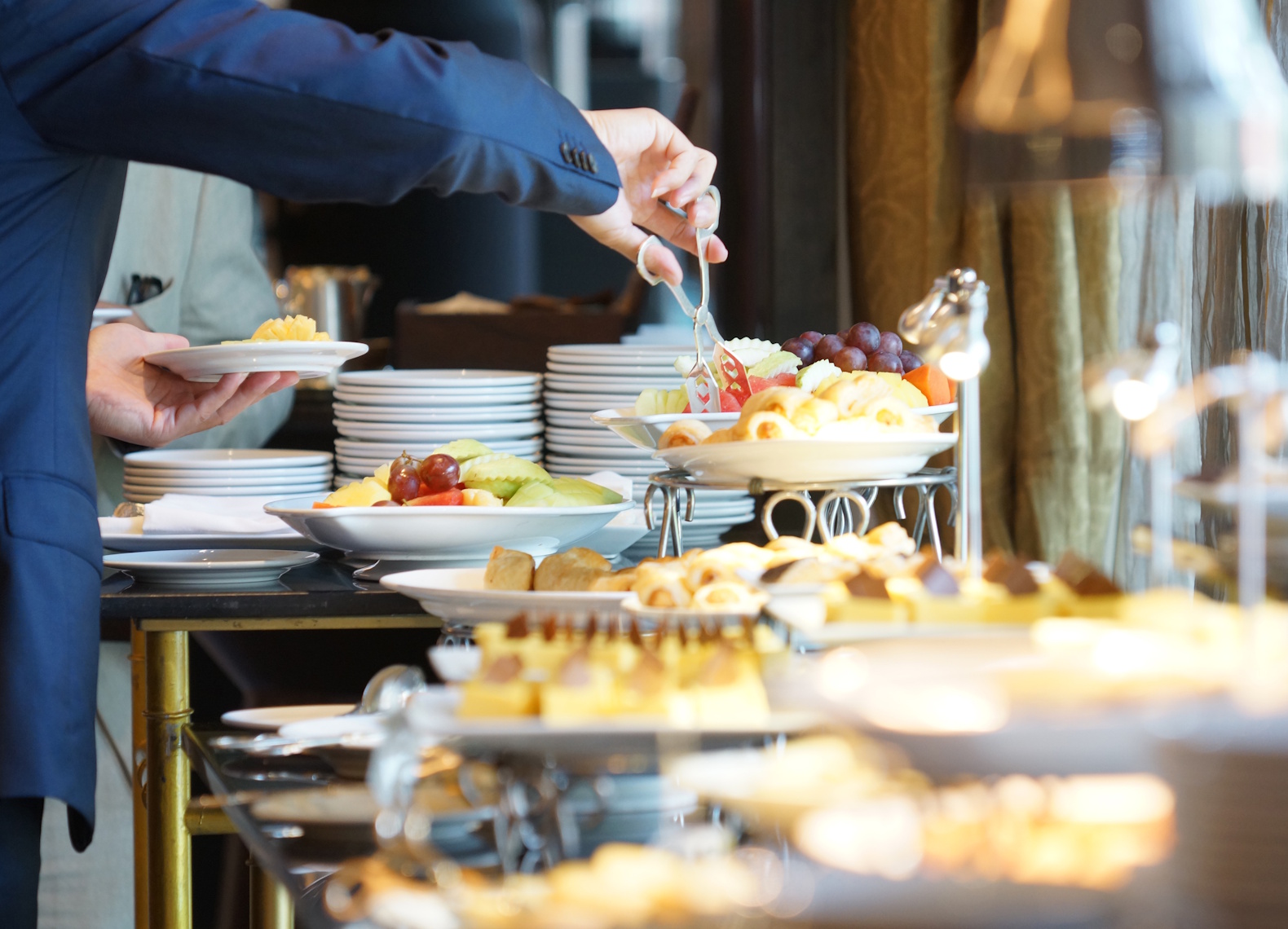 International buffet in the hotel for meetings and seminars, dining together.