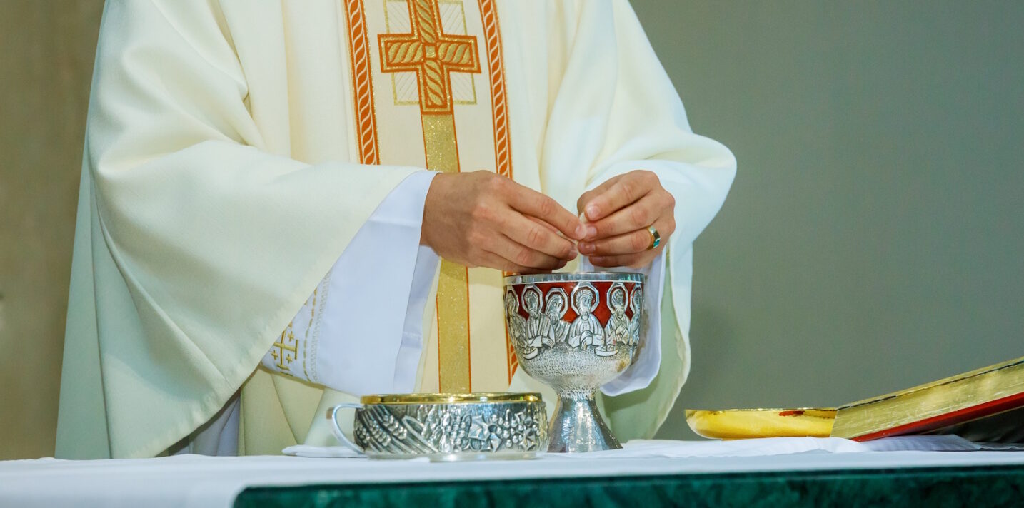 Communion still life wine, bread and Bible, breaking the bread in the church during the communion SSUCv3H4sIAAAAAAAEAIVUy46cMBC8R8o/IJ9nJGOGBXKOcstlr6scDPYw1hga2WY3qxH/HvMwNGiUvdFV1Xa5Hzy+f4siUnKrKvIjeoyRj5XWvXWGOwWth+lpwaVQDoziegRHbJgYYh13vZUWHRGzxFx9HIdcrnnziYFS1dZBde9u4MATSSAq3u6INaMCDb0p4S9WC9mBVW4SW6wWRvLGOtVIjF69TCuOoQbsk/QOWpFiwN5656SZrGED70pIKLVHd/mVryA0V9exEUXFqriTta/irlyhA29zHAViKYjzFHmVWtVjR06Is305cr+VraTWvJXQWxL44fSf434BiIi3IvppVHt/duhMrIfNH3/WhtayrcaOPgb0OiO15PMovM1Scv/wZWum1y6iqWQo5r1QgKrxDhXXY0KCTu6MqlRbozRwN2lQPJccAS24yQmZX0eEL/0Yxkmc06RIM0ovRZZRVpAwyL6NSmCv82zflKfMJ/LYdxq4kGKDno1umqQFiwuWr+XdBmvhErpxx51YNdmm2c91EKAL0Igv7CXZ2MO4BsULuuC4UUGDTByWYZUgG/sFWAQpcrL+EQKHzt/v5CJ4YZtg/b9MHKN5MVPDuq592Sjv8dAg9AtZTbMv3sVowb7qkdcEB2hm1Xg7oek1zwTLz5Iyer6UmTzzjOZnWjLKk9yPIBV+zYZ/CJ3Iuo0FAAA=