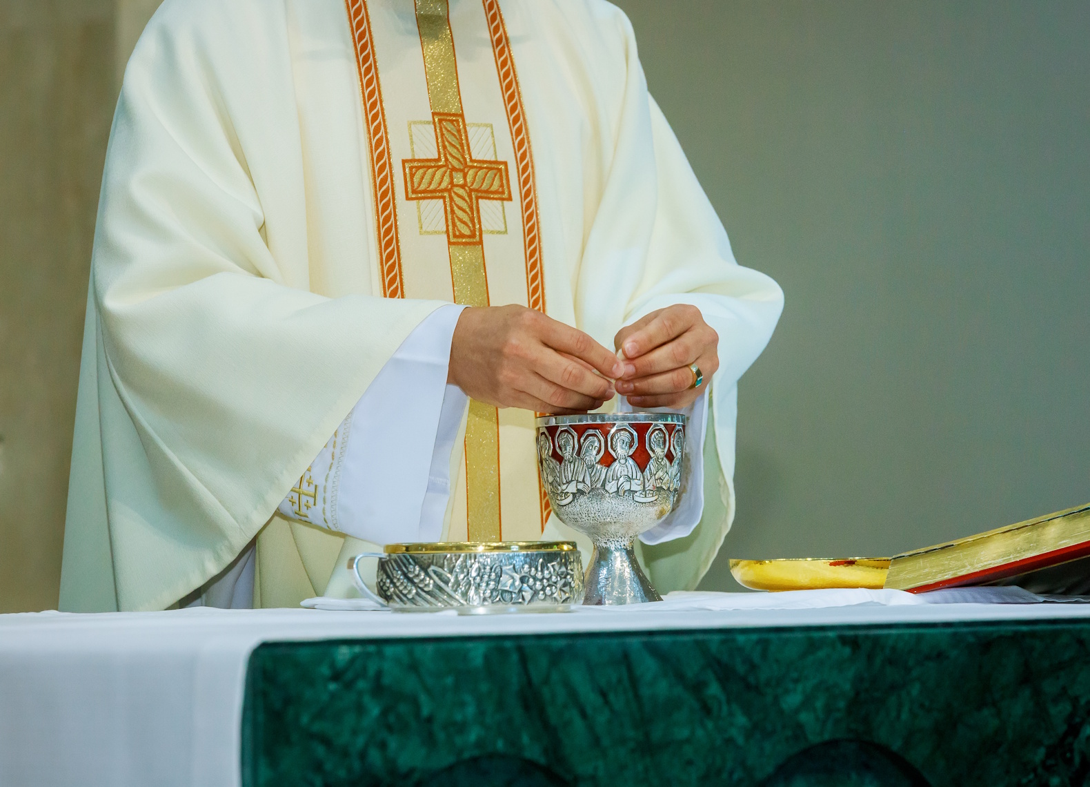 Communion still life wine, bread and Bible, breaking the bread in the church during the communion SSUCv3H4sIAAAAAAAEAIVUy46cMBC8R8o/IJ9nJGOGBXKOcstlr6scDPYw1hga2WY3qxH/HvMwNGiUvdFV1Xa5Hzy+f4siUnKrKvIjeoyRj5XWvXWGOwWth+lpwaVQDoziegRHbJgYYh13vZUWHRGzxFx9HIdcrnnziYFS1dZBde9u4MATSSAq3u6INaMCDb0p4S9WC9mBVW4SW6wWRvLGOtVIjF69TCuOoQbsk/QOWpFiwN5656SZrGED70pIKLVHd/mVryA0V9exEUXFqriTta/irlyhA29zHAViKYjzFHmVWtVjR06Is305cr+VraTWvJXQWxL44fSf434BiIi3IvppVHt/duhMrIfNH3/WhtayrcaOPgb0OiO15PMovM1Scv/wZWum1y6iqWQo5r1QgKrxDhXXY0KCTu6MqlRbozRwN2lQPJccAS24yQmZX0eEL/0Yxkmc06RIM0ovRZZRVpAwyL6NSmCv82zflKfMJ/LYdxq4kGKDno1umqQFiwuWr+XdBmvhErpxx51YNdmm2c91EKAL0Igv7CXZ2MO4BsULuuC4UUGDTByWYZUgG/sFWAQpcrL+EQKHzt/v5CJ4YZtg/b9MHKN5MVPDuq592Sjv8dAg9AtZTbMv3sVowb7qkdcEB2hm1Xg7oek1zwTLz5Iyer6UmTzzjOZnWjLKk9yPIBV+zYZ/CJ3Iuo0FAAA=