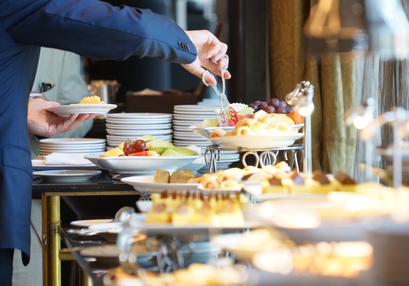 International buffet in the hotel for meetings and seminars, dining together.