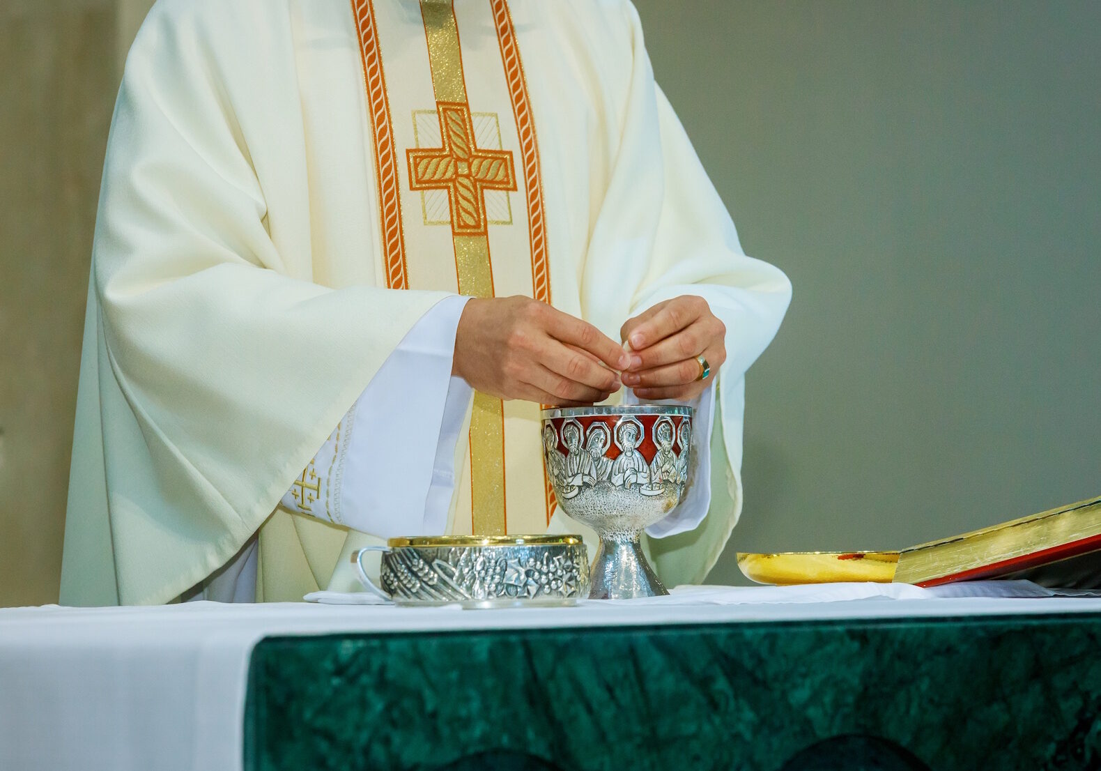Communion still life wine, bread and Bible, breaking the bread in the church during the communion SSUCv3H4sIAAAAAAAEAIVUy46cMBC8R8o/IJ9nJGOGBXKOcstlr6scDPYw1hga2WY3qxH/HvMwNGiUvdFV1Xa5Hzy+f4siUnKrKvIjeoyRj5XWvXWGOwWth+lpwaVQDoziegRHbJgYYh13vZUWHRGzxFx9HIdcrnnziYFS1dZBde9u4MATSSAq3u6INaMCDb0p4S9WC9mBVW4SW6wWRvLGOtVIjF69TCuOoQbsk/QOWpFiwN5656SZrGED70pIKLVHd/mVryA0V9exEUXFqriTta/irlyhA29zHAViKYjzFHmVWtVjR06Is305cr+VraTWvJXQWxL44fSf434BiIi3IvppVHt/duhMrIfNH3/WhtayrcaOPgb0OiO15PMovM1Scv/wZWum1y6iqWQo5r1QgKrxDhXXY0KCTu6MqlRbozRwN2lQPJccAS24yQmZX0eEL/0Yxkmc06RIM0ovRZZRVpAwyL6NSmCv82zflKfMJ/LYdxq4kGKDno1umqQFiwuWr+XdBmvhErpxx51YNdmm2c91EKAL0Igv7CXZ2MO4BsULuuC4UUGDTByWYZUgG/sFWAQpcrL+EQKHzt/v5CJ4YZtg/b9MHKN5MVPDuq592Sjv8dAg9AtZTbMv3sVowb7qkdcEB2hm1Xg7oek1zwTLz5Iyer6UmTzzjOZnWjLKk9yPIBV+zYZ/CJ3Iuo0FAAA=